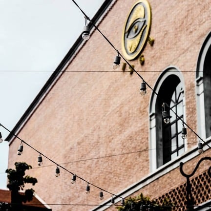 มีไฟประดับด้วย