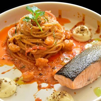 เมนูฟิวชั่นสปาเก็ตตี้กับต้มยำกุ้ง จัดจ้านแบบไทย เนื้อปลาแซลมอนเนื้อนุ่มชุ่มน้ำ