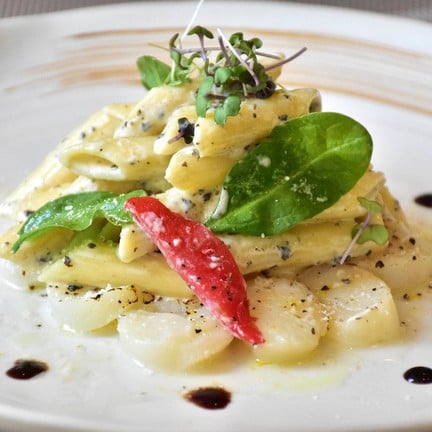 จานนี้หนักชีส หอมกลิ่นทรัพเฟิล ทานคู่กับหอยเชลล์ที่อังไฟมาเพื่อเพิ่มรสชาติ