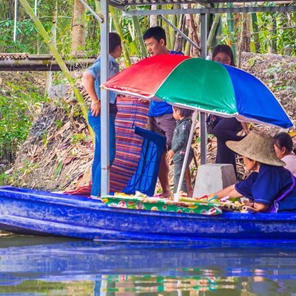 ตลาดน้ำกลางป่าบนน้ำตกกวางโจว