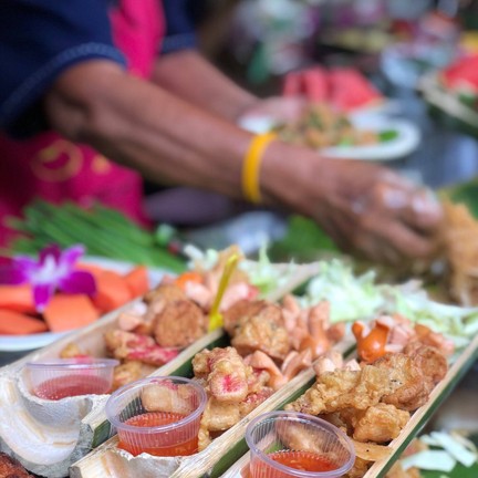 ตลาดน้ำกลางป่าบนน้ำตกกวางโจว