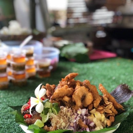 ตลาดน้ำกลางป่าบนน้ำตกกวางโจว