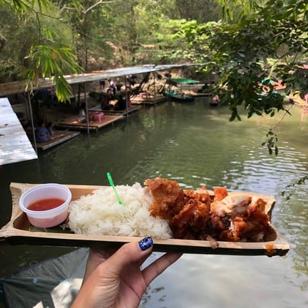 ตลาดน้ำกลางป่าบนน้ำตกกวางโจว