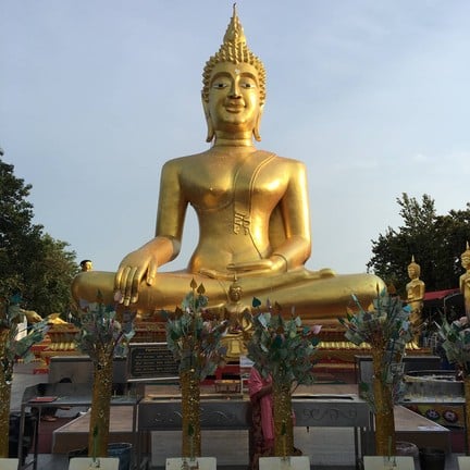 องค์พระพุทธรูปใหญ่