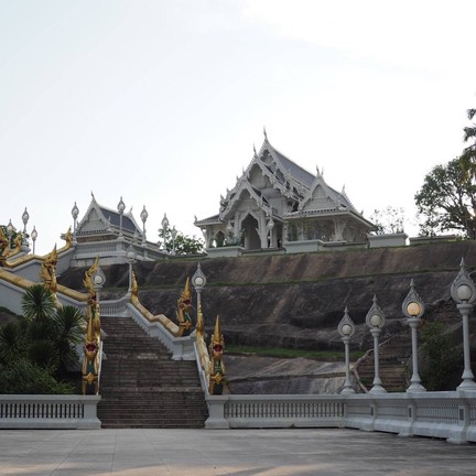 ทางขึ้นวัดยริเวณถนนมหาราช