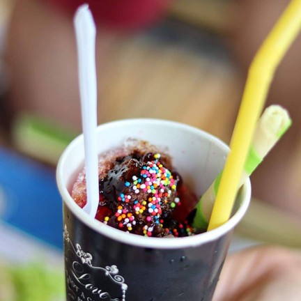 ตลาดน้ำกลางป่าบนน้ำตกกวางโจว