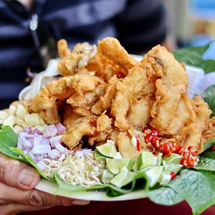 ตลาดน้ำกลางป่าบนน้ำตกกวางโจว