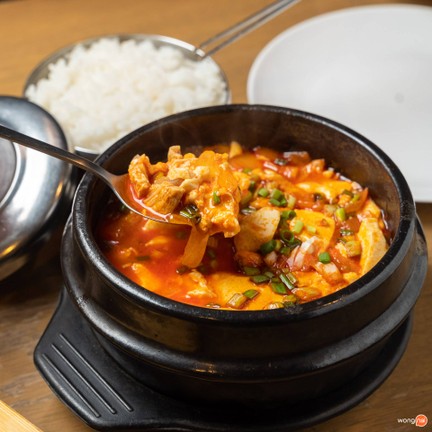 ซาโลแมน ชิแม็ก สุขุมวิทพลาซ่า โคเรียนทาวน์