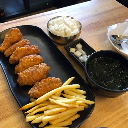 ชุดอาหาร ได้ไก่เกาหลี ข้าว ซุป และไชเท้าดอง สั่งเพิ่มเฟรนฟราย+15 บาท