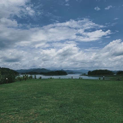 มีลานกางเต็นท์ ให้กางเยอะเลย