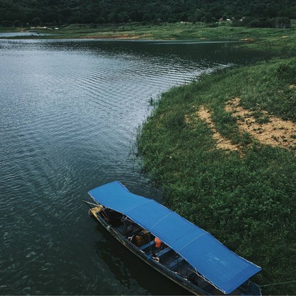 มีชาวบ้านรับจ้างพาล่องเรือรอบเขื่อน