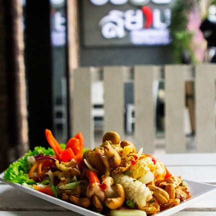 YAM SAAM GROB
Crispy fish, shrimp, squid, maw & cashew nut salad.