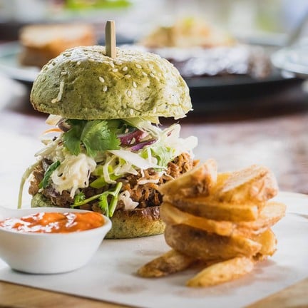 Tree Tales พัทยา นาเกลือ