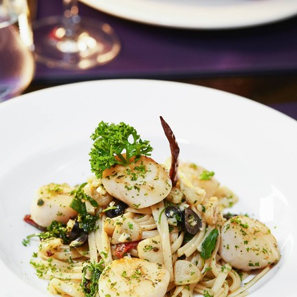 เส้นลิงกวินีผัดกับหอยเชลล์ฮอกไกโดสไตล์ผัดพริกกระเทียม