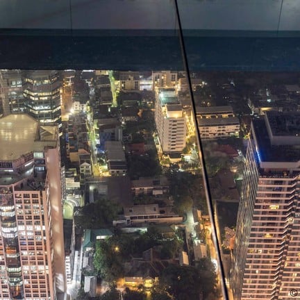 มองลงไปจาก glass tray 