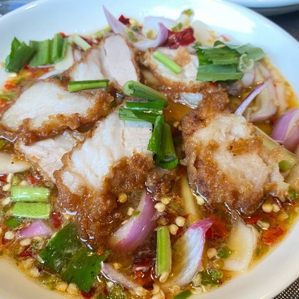 ยำคอหมูทอด29บาท