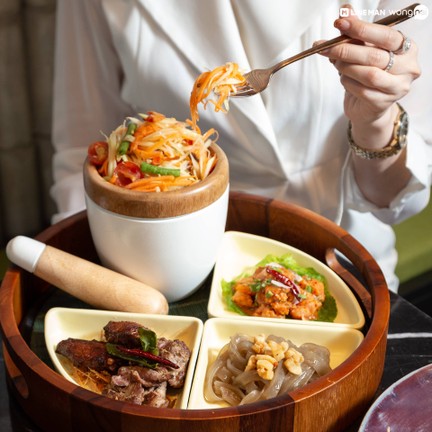 เมนูไทย ๆ ส้มตำรสชาติแซ่บจัดจ้าน เสิร์ฟพร้อมเครื่องเคียงมีให้เลือกกินถึง 3 อย่าง