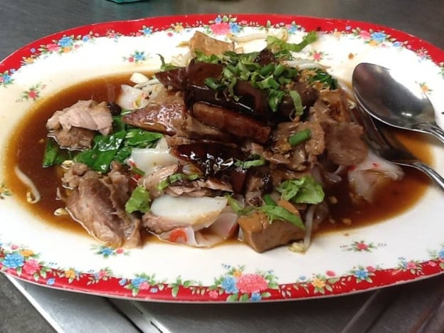 ก๋วยเตี๋ยวหลอด น่องไก่