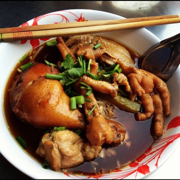 เจ๊หงส์ ก๋วยเตี๋ยวไก่ตุ๋น สูตรมะระ รามคำแหง19/1