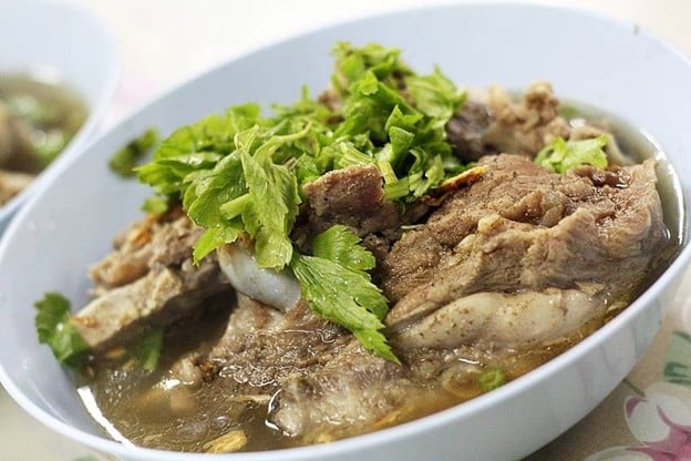 ป้าน้อยซุปกระดูก ก๋วยเตี๋ยวและอาหารตามสั่ง