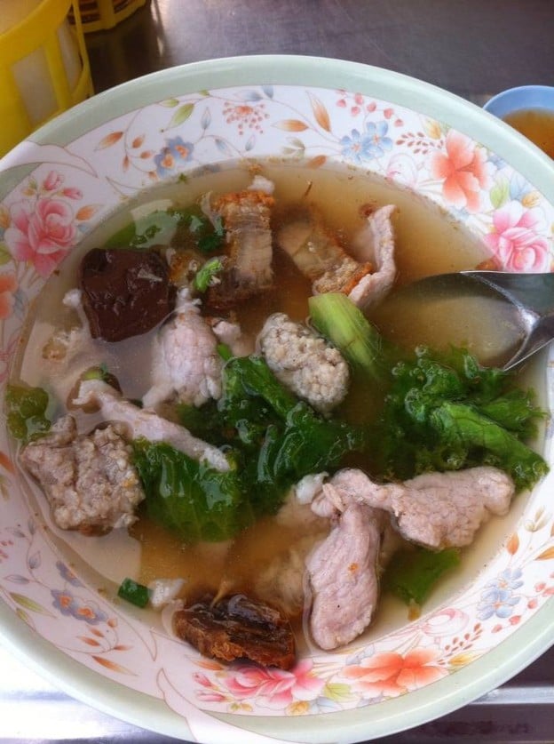 เกาเหลาสามหมู ข้าวขาหมูร้อยอาจารย์ - บรรทัดทอง