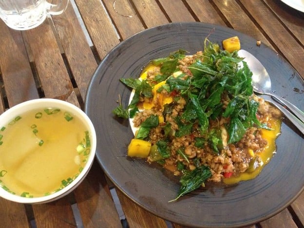 กระเพราไข่ระเบิด