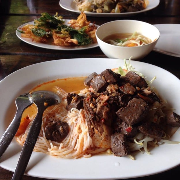 บุพเฟ่ต์ ขนมจีนบ้านเจ็ดยอด