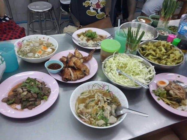 ศิริชัย ขาหมู ขนมจีนน้ำยา ส้มตำ