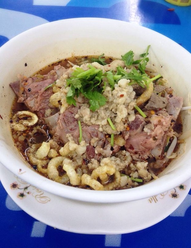 ก๋วยเตี๋ยวกระดูกหมู ป้ายเหลือง