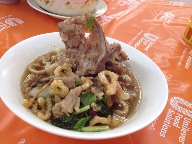 ก๋วยเตี๋ยวกระดูกหมู ป้ายเหลือง