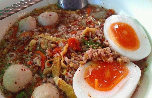 ก๋วยเตี๋ยวไข่ยางมะตูม บ้านป๋ากู
