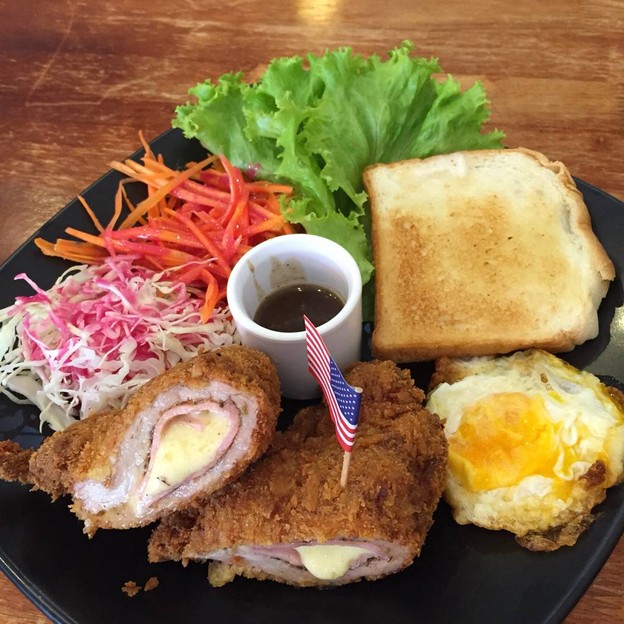 คัมมอนเรสท์ สเต็ก & อาหารใต้