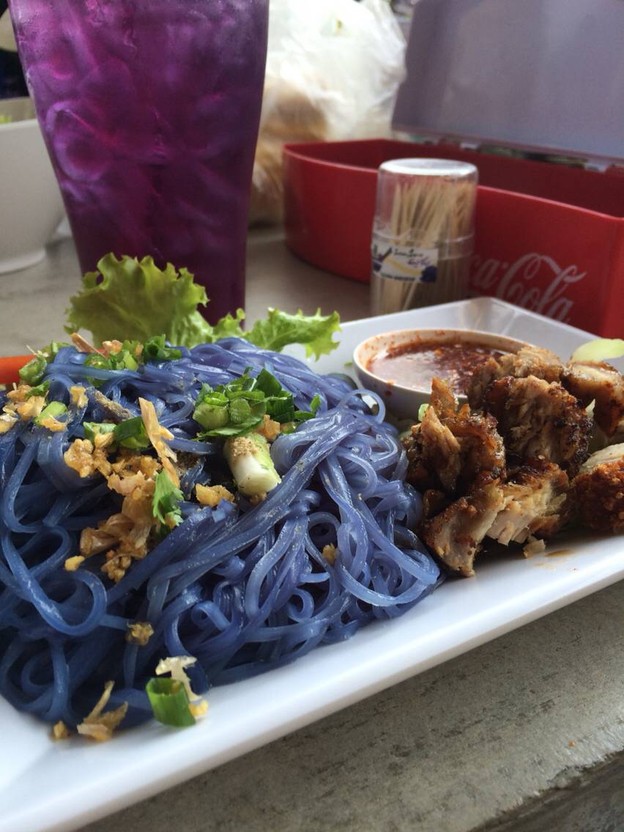 ก๋วยเตี๋ยวอัญชัน