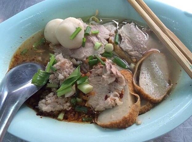 รุ่งเรือง (ตั๋ง) ก๋วยเตี๋ยวหมู สุขุมวิท26 เจ้าเก่า ร้านหัวมุมนะจ๊ะ