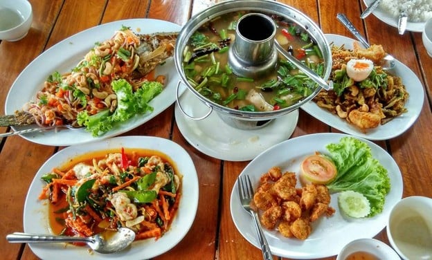 ร่มไม้สายธาร