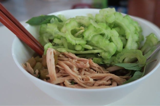 ชายทัยก๋วยเตี๋ยวไก่มะระ ปากทางแยกสุขสมาน