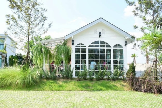 Misstar Cafe by Davika