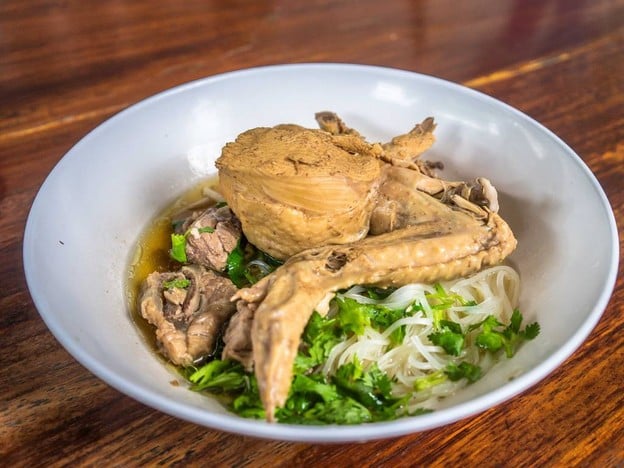 ก๋วยเตี๋ยวไก่วัดจันทร์ (ป้าล้อม)