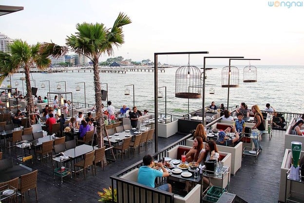 CHARIOT Pub & Restaurant