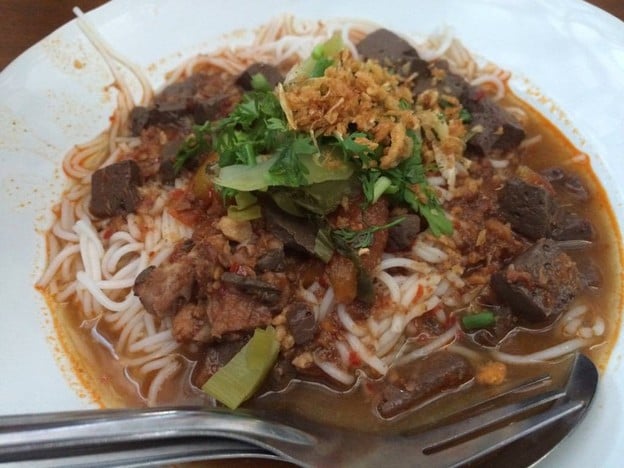 ขนมจีนป้าไร (เจ้าเก่าหลังวัดดอกเอื้อง)