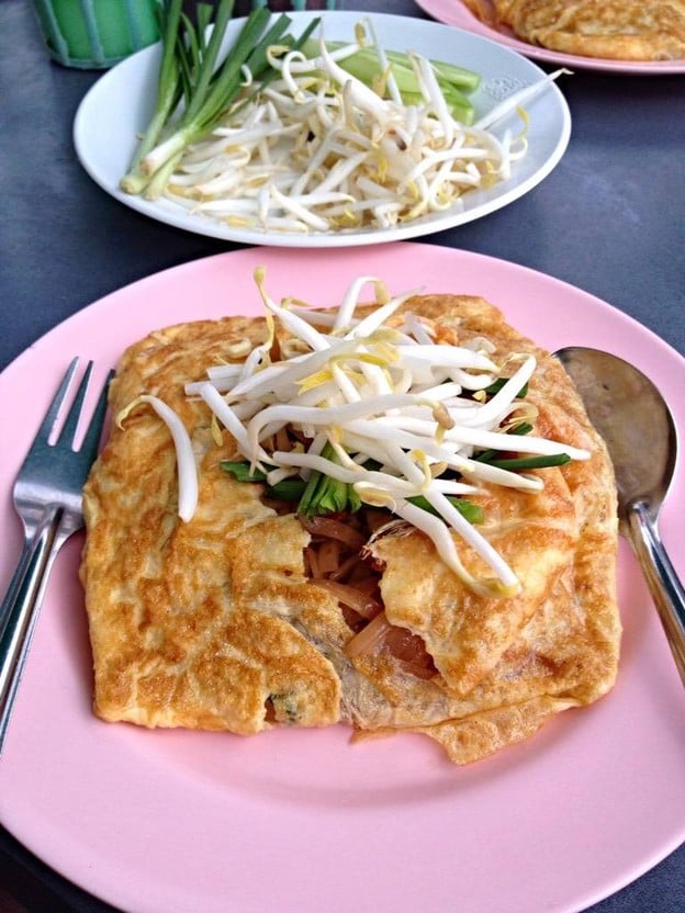 ผัดไทยห่อไข่ช้างเผือก