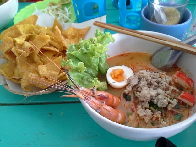 ก๋วยเตี๋ยวต้มยำกุ้งหนักเครื่อง