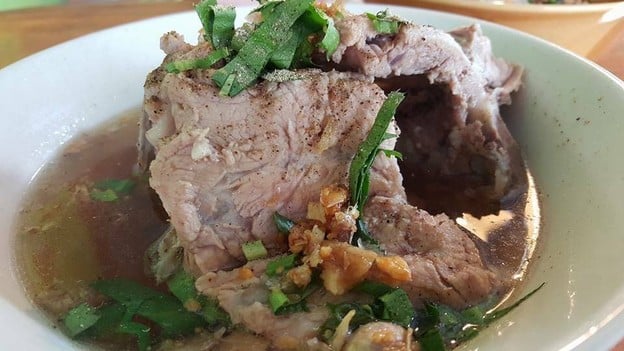 ก๋วยเตี๋ยวเก๊าสะเดา สันติธรรม