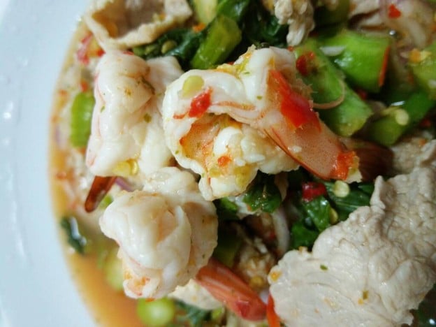 ร้านยำตลาด 100 ปี เมืองย่า