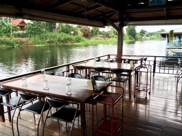 แพบ้านริมน้ำ