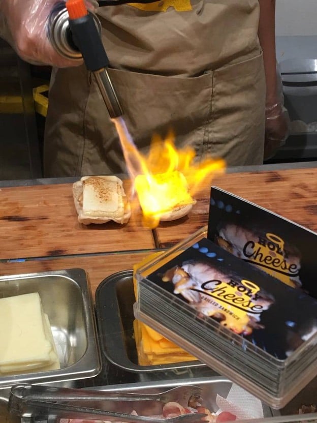 Holy Cheese ตลาดรถไฟรัชดา