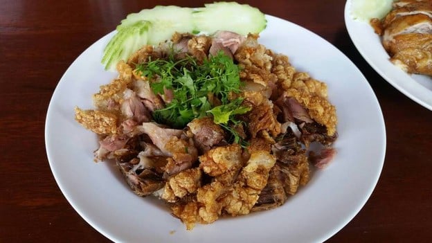 เมนูของร้าน ขาหมูกรอบ-ไก่ย่าง สันมะเฟือง