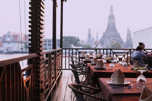 The Deck by the river โรงแรมอรุณเรสซิเด้นท์