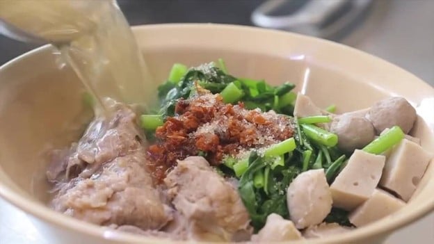 เมนูของร้าน ก๋วยเตี๋ยวลูกชิ้นกลับเพชร โรงพยาบาลสงขลาเก่า