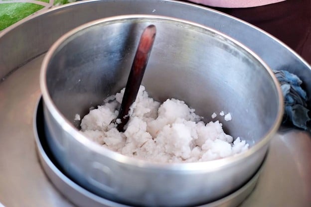 เมนูของร้าน ไอศครีมมะพร้าวน้ำหอม สาขาแรก อนุสาวรีย์สามกษัตริย์